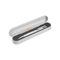 Długopis ze srebrnymi elementami w metalowym etui